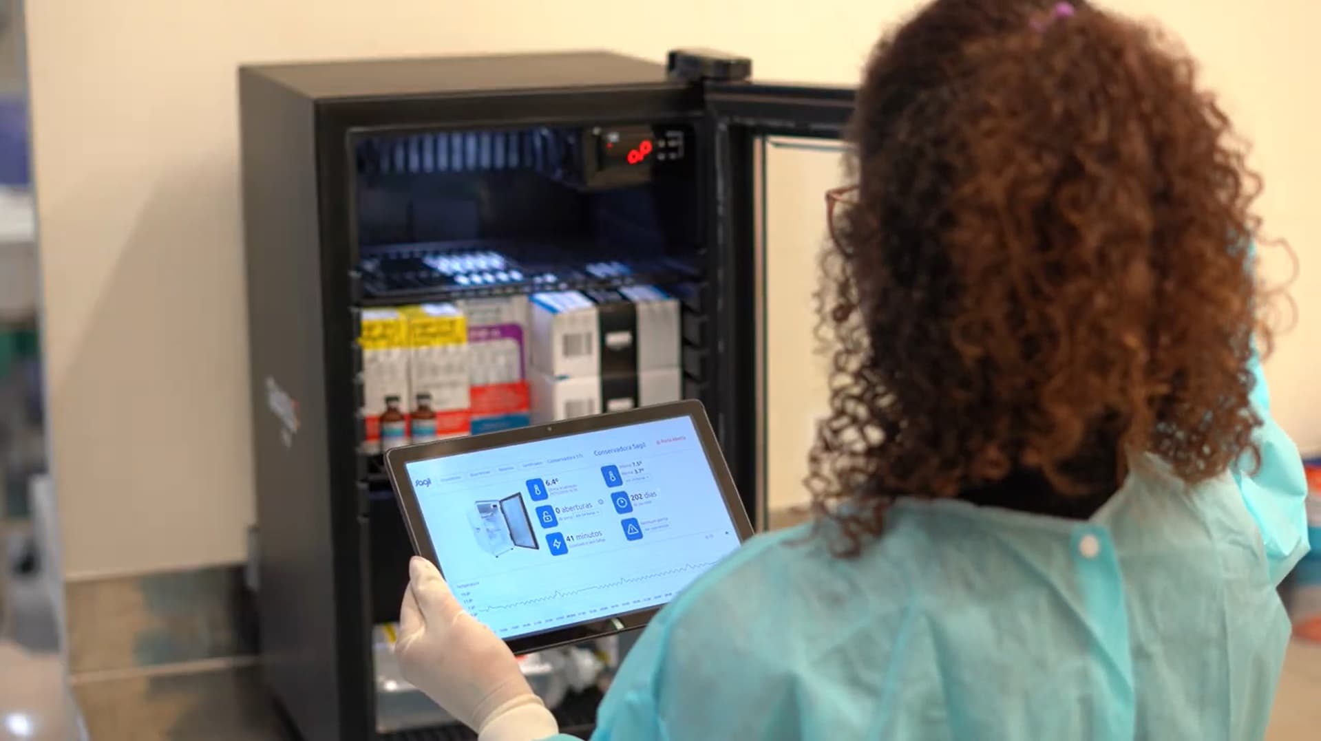 Profissional usando o sistema Sagil no tablet